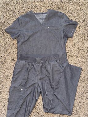 Fabletics Women's Gray Scrub Set - V-Neck Top & Drawstring Pants